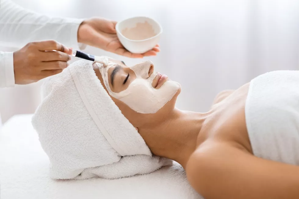 hindu-woman-receiving-nourishing-mask-wellness-spa