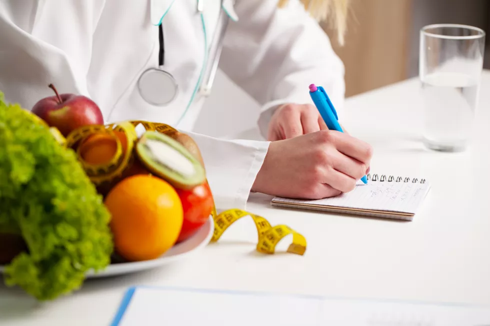 nutritionist-prepares-diet-plan-overweight-woman