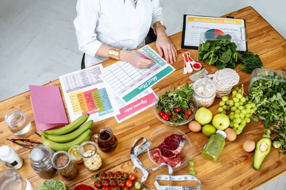 close-up-dietician-making-meal-planconcept-1