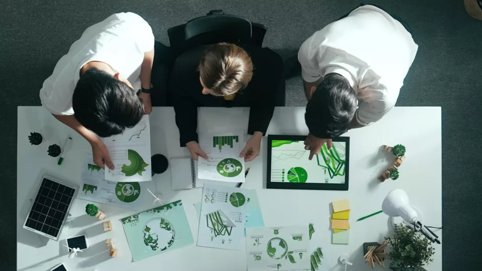 top-view-businessman-manager-talking-about-clean-energy-alimentation(1)