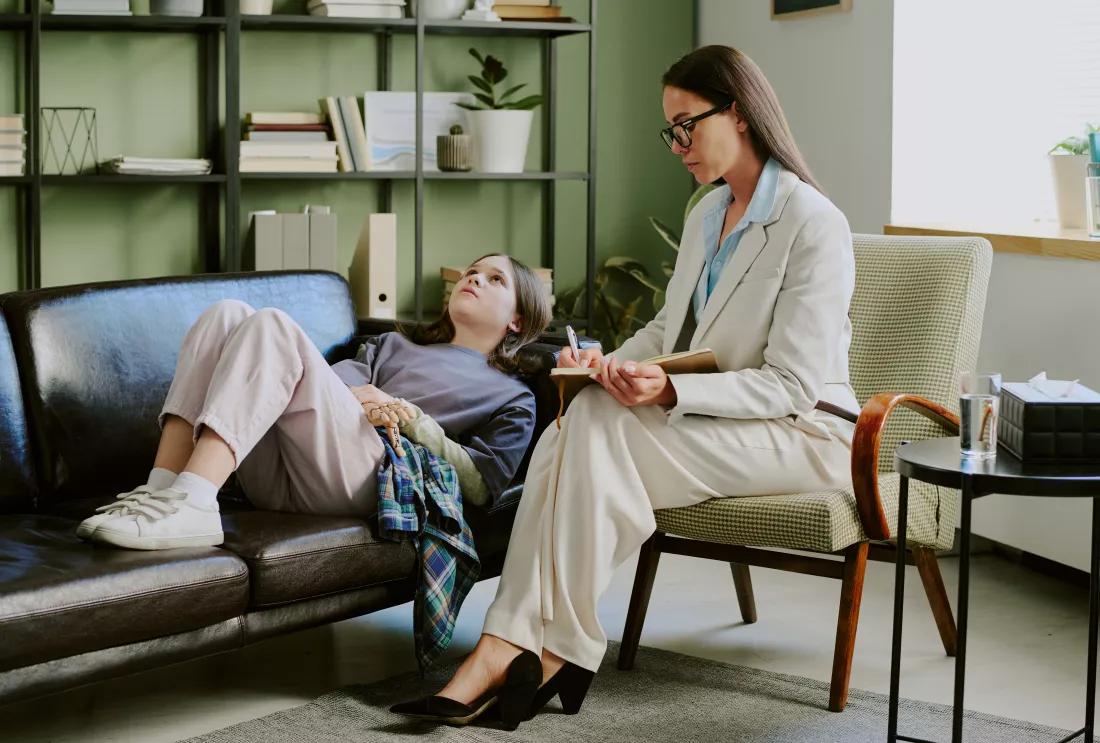 therapist-meeting-with-patient-modern-office-setting