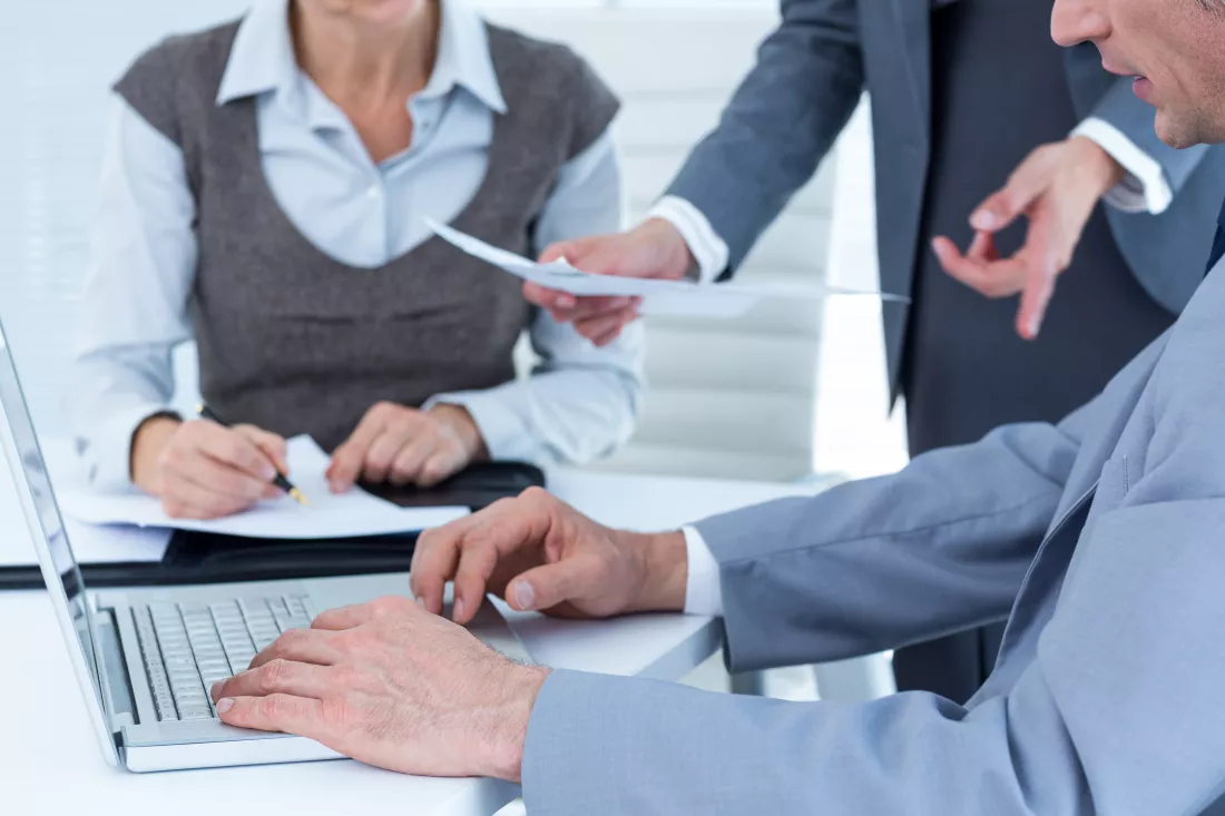 business-people-using-laptop