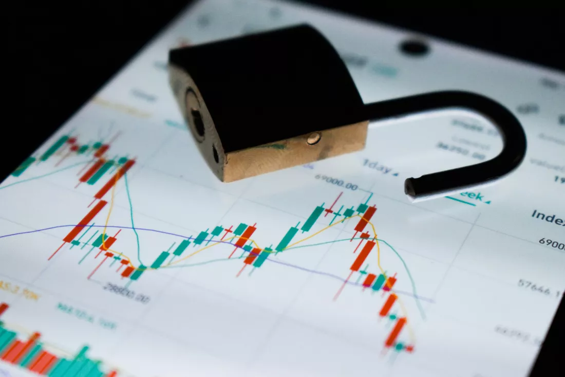 lonely-blue-MsCpAraehMQ-unsplash