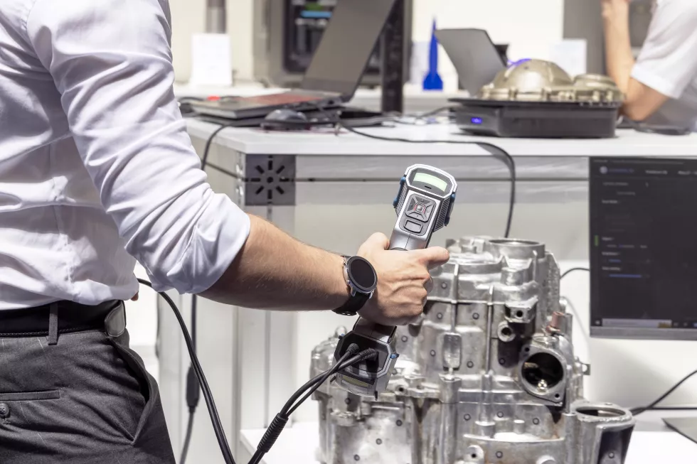 technician-engineer-working-with-high-precision-3d-inspection-scanner