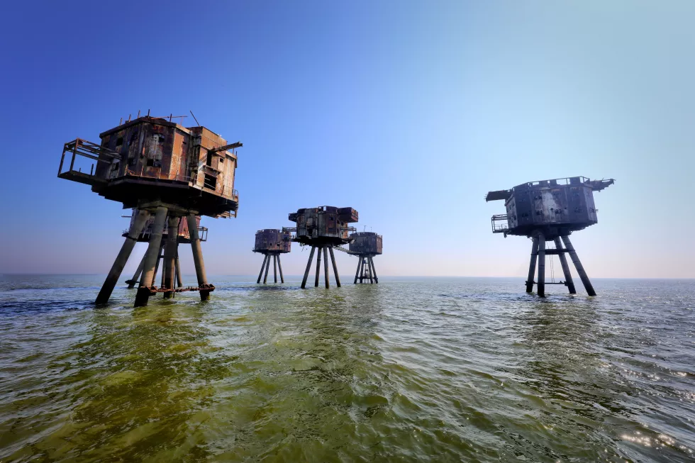 lifeguard-hut-sea-against-clear-blue-sky