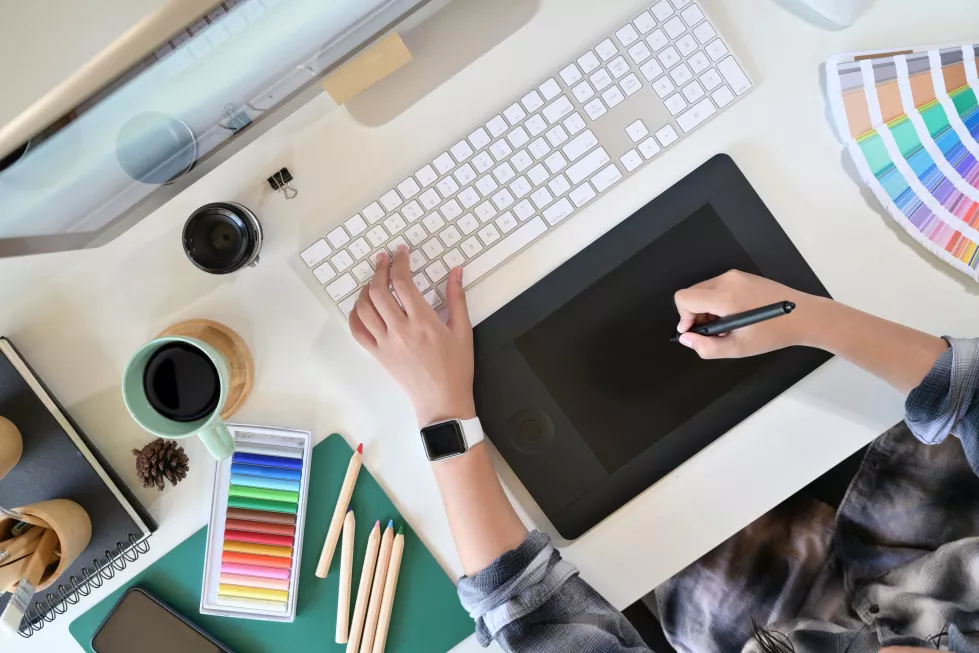 graphic-designer-working-digital-tablet