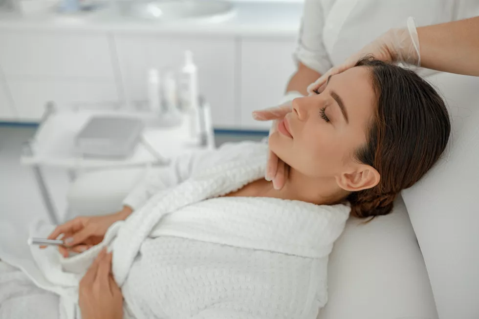 beautiful-healthy-smiling-caucasian-woman-is-doing-beauty-procedures-spa-healthcare-salon