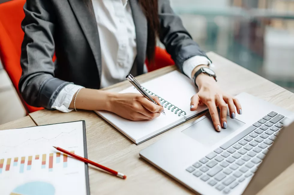 girl-works-laptop-office