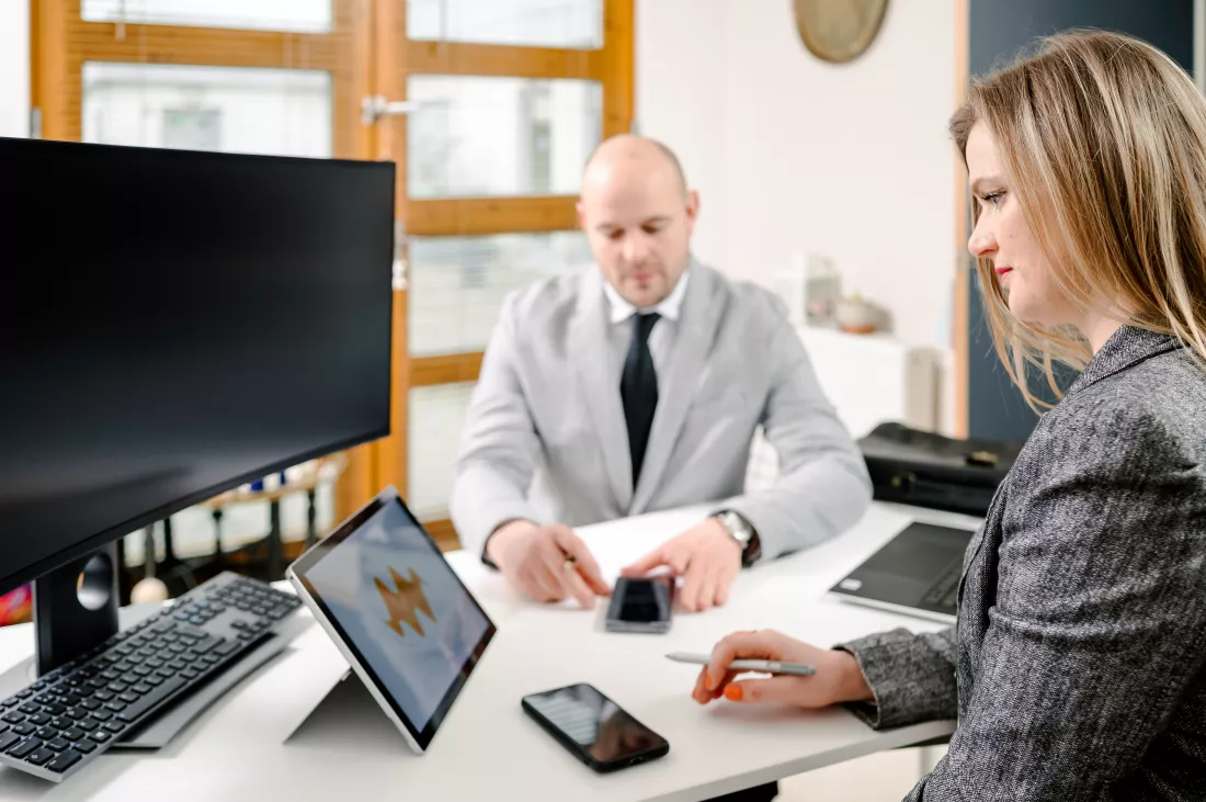 discussion-caucasian-coworkers-while-having-business-meeting-modern-office