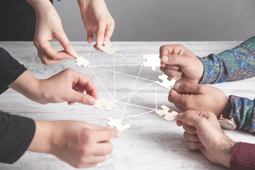 hands-people-holding-jigsaw-puzzle-connection-partnership-success-teamwork(6)