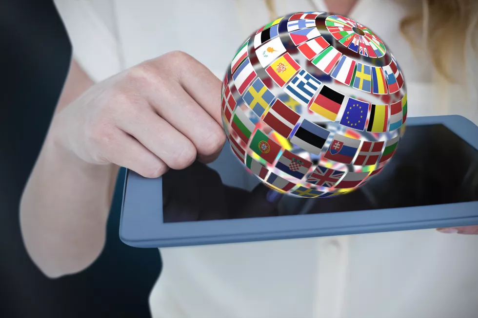 woman-using-tablet-pc-against-blue-background-with-vignette(2)