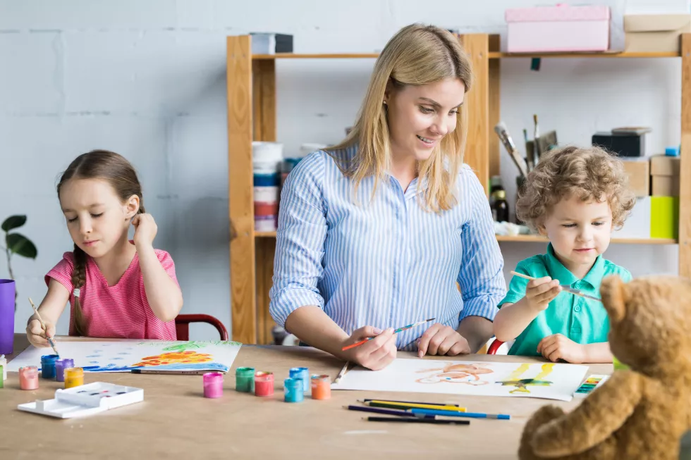 mother-drawing-with-children