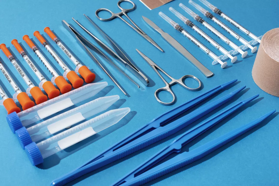 widok-z-gory-na-rozne-urzadzenia-medyczne