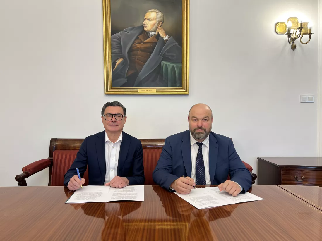 Podpisanie umowy między Rektorem SGGW prof. dr hab. Michałem Zasadą a prezesem zarządzu Synektik Cezarym Kozaneckim