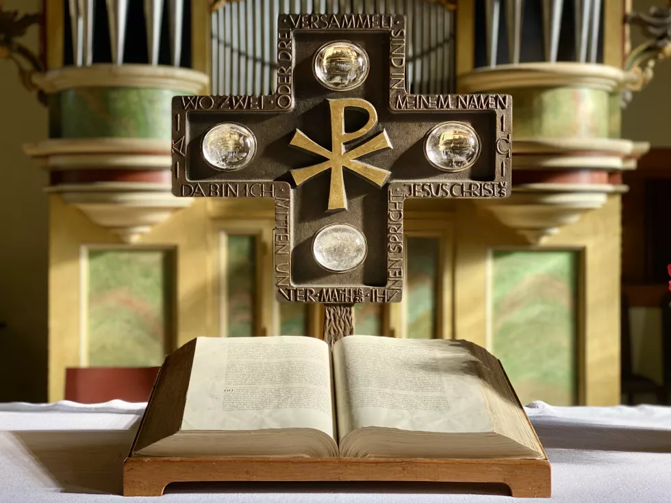 close-up-open-bibel-church