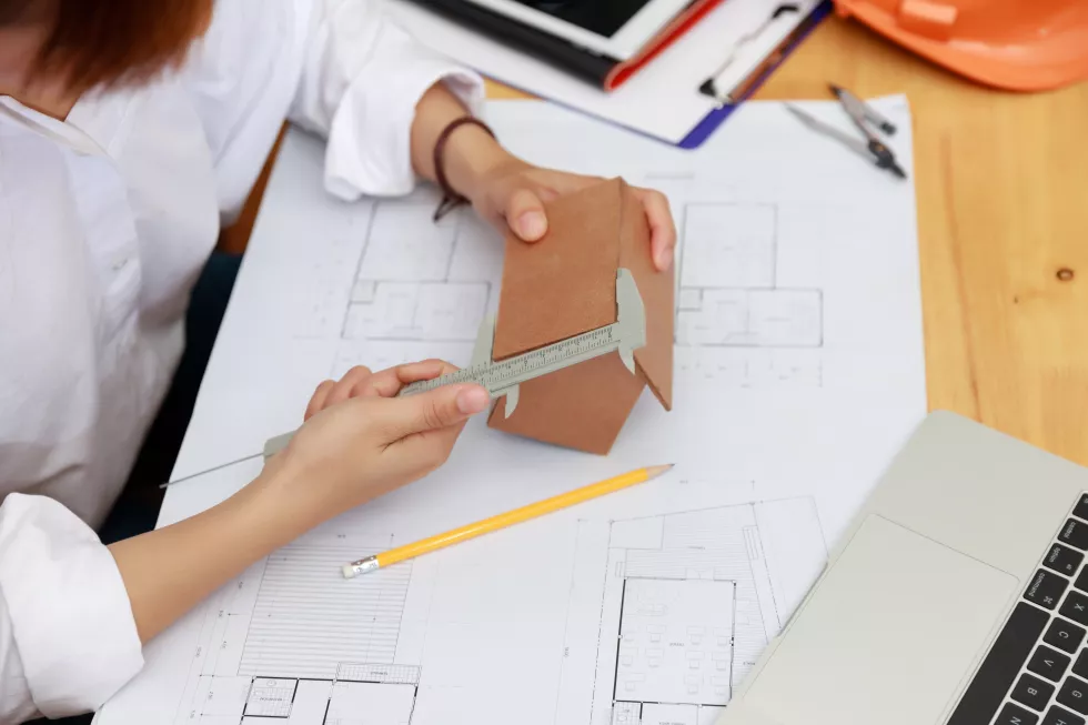 midsection-businesswoman-working-office-3