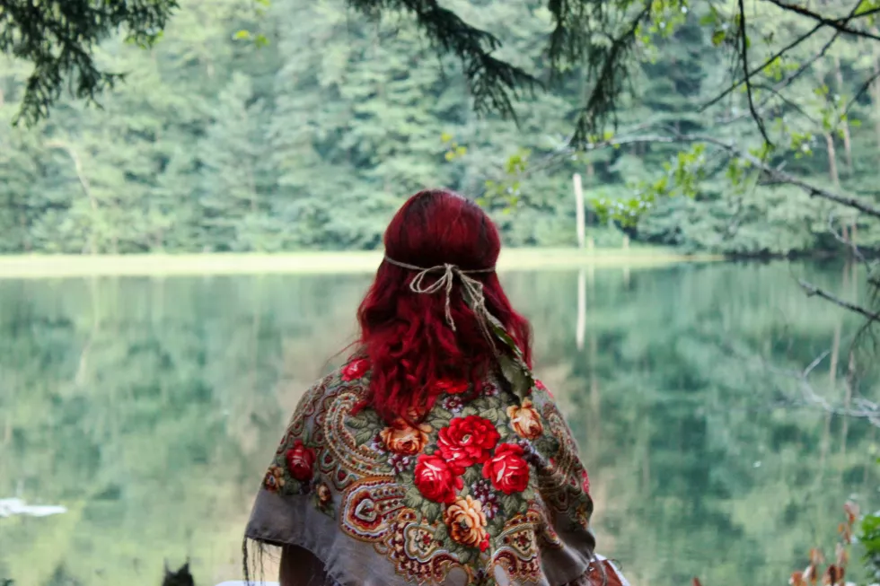 girl-with-red-hair-sitting-near-lake(1)
