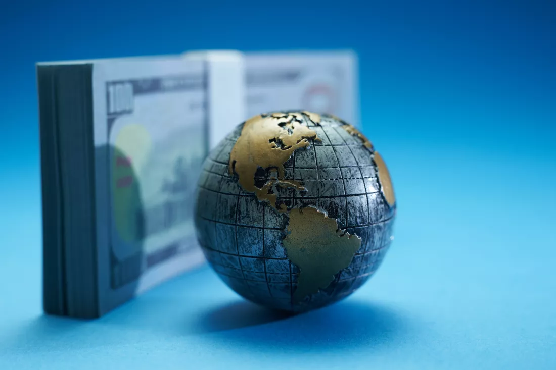 globe-stack-american-dollar-bank-notes
