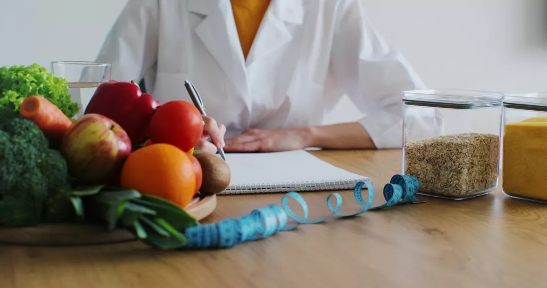 nutritionist-giving-consultation-patient-with-healthy-fruit-vegetable-right-nutrition-diet-concept