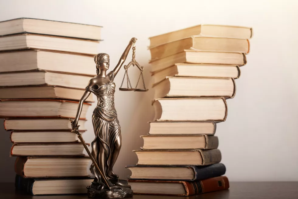 statue-justice-bokeh-background