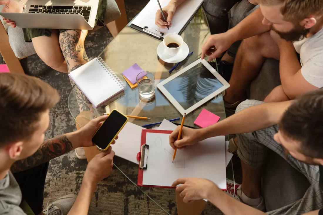 group-young-caucasian-office-workers-meeting-discuss-new-ideas-creative-meeting