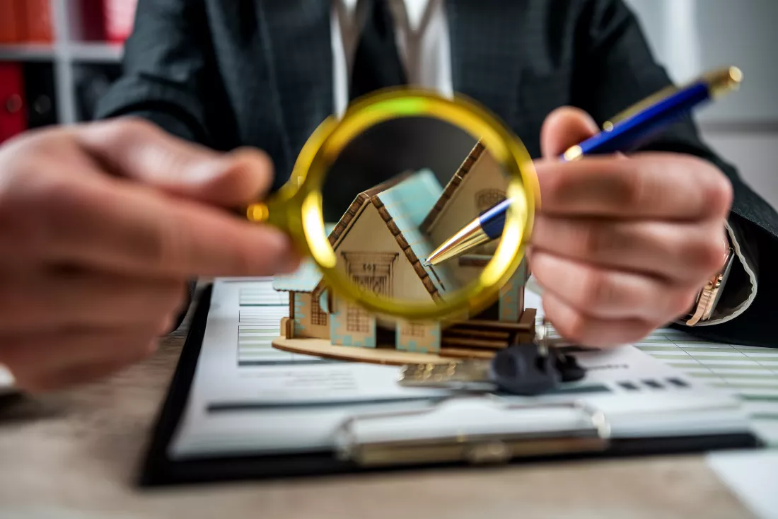 businessman-is-preparing-contract-lease-sale-property