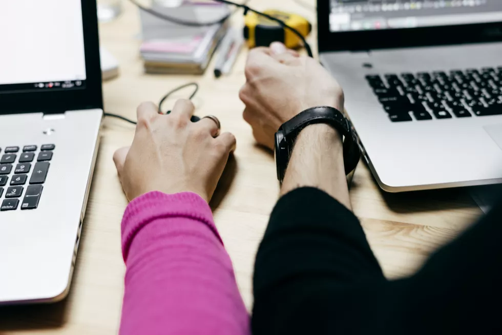 guy-girl-working-office-laptops-project