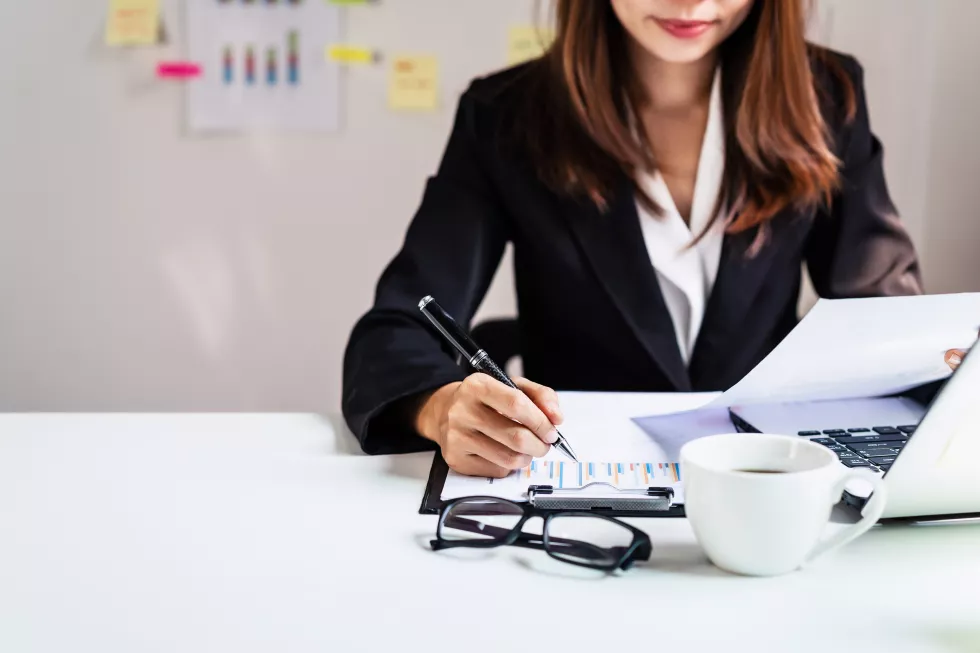 midsection-businesswoman-working-office-2