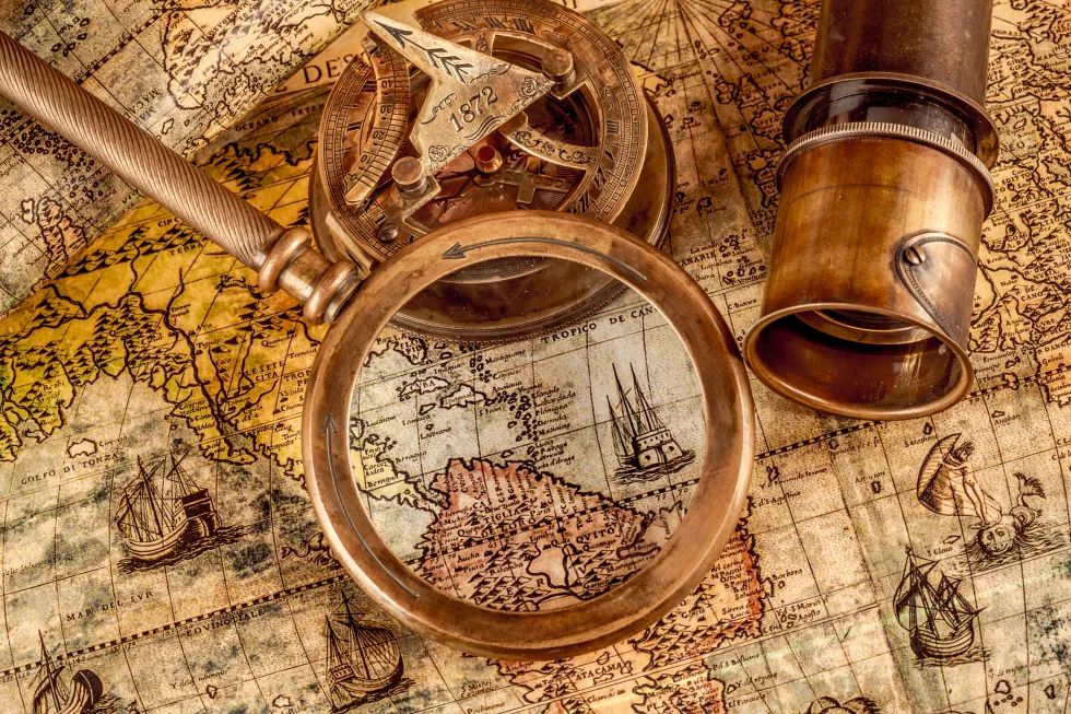 vintage-style-travel-adventure-vintage-old-compass-other-vintage-items-table