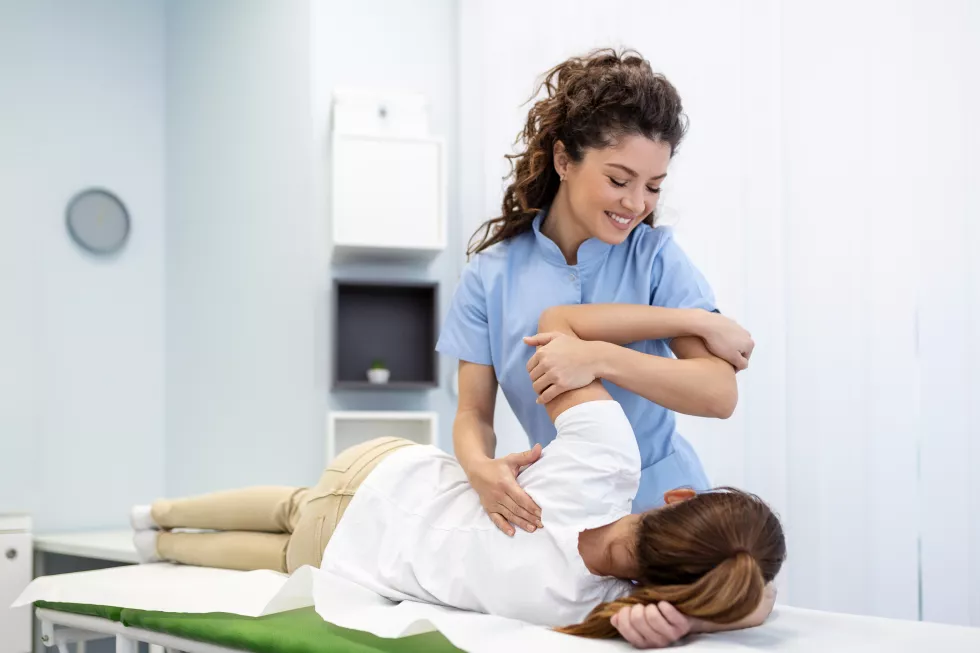 physiotherapist-treatment-patient-holding-patient-s-hand-shoulder-joint-treatment-physical-doctor-consulting-with-patient-about-shoulder-muscule-pain-problems-physical-therapy-diagnosing-concept